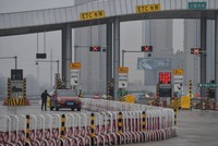 Chính quyền thành phố Vũ Hán phỏng tỏa các cửa ngõ ra vào thành phố để khoang vùng dịch. Ảnh: AFP