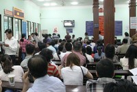 Người dân đi làm thủ tục đổi CCCD