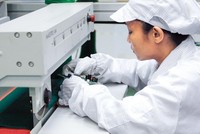 Sản lượng của các công ty gia công như Samsung, Foxconn, LG... giảm sẽ ảnh hưởng đến sản lượng xuất khẩu của Apple tại Việt Nam. Trong ảnh: Công nhân của Nhà máy Foxconn tại Bắc Ninh.