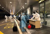 Các công dân Việt Nam làm thủ tục nhập cảnh tại Sân bay Vân Đồn