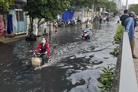 Ngập nước do triều cường trên đường Nguyễn Lương Bằng (Quận 7) hồi cuối năm 2019 (ảnh: Trọng Tín)