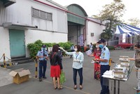 Đo thân nhiệt, phát khẩu trang cho công nhân tại Công ty Bowker Việt Nam (Hồng Kông) tại tỉnh Bình Dương.