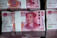 Tiền giấy được khử trùng qua tia cực tím hoặc nhiệt độ cao và "cách ly" trong vòng 7-14 ngày trước khi lưu thông trên thị trường. Ảnh: AFP