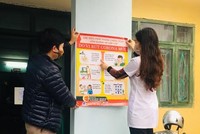 Thái Bình dán tờ rơi tuyên truyền về dịch Covid-19 ở nơi công cộng