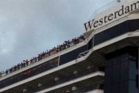 Sau khi tàu Westerdam cập cảng ở Campuchia, 236 hành khách và 747 thủy thủ đoàn vẫn ở trên tàu. Ảnh: Reuters.