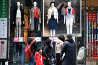 Tháng 12/2019, chính phủ Nhật Bản phê chuẩn gói kích thích kinh tế 13.200 tỷ yên, tương đương 120 tỷ USD nhằm giảm sốc cho thị trường trước tác động của việc tăng thuế tiêu dùng. Ảnh: AFP