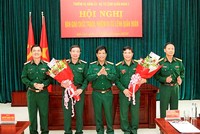 Trung tướng Nguyễn Văn Nghĩa chúc mừng Thiếu tướng Thái Văn Minh và Đại tá Nguyễn Anh Tuấn.