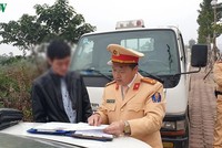 CSGT lập biên bản xử lý người vi phạm giao thông.