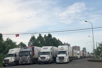 Những ngày qua, lượng xe nông sản của các chủ hàng, doanh nghiệp vẫn kéo lên cửa khẩu, bất chấp khuyến cáo từ cơ quan quản lý