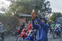 Rất đông người dân hiếu kỳ đến theo dõi hiện trường Tuấn "khỉ" bị tiêu diệt.