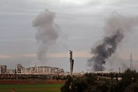 Khói bốc lên từ một địa điểm bị không kích ở tỉnh Idlib nằm ở tây bắc Syria ngày 11/2/2020. Ảnh: AFP.