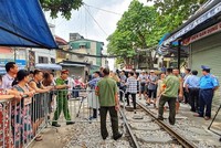 Tháng 10/2019, Hà Nội đã ra quân giải tán các quán cà phê sát đường tàu. Ảnh minh họa