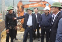 Phó chủ tịch thường trực UBND tỉnh Quảng Bình Nguyễn Xuân Quang kiểm tra tại dự án khu tái định cư.