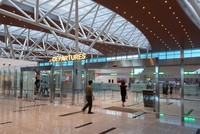 Nhà ga quốc tế Đà Nẵng do Công ty AHT làm chủ đầu tư có suất đầu tư xây dựng và thiết bị là 53 triệu đồng/m2sàn, tổng suất đầu tư là 60 triệu đồng/m2 sàn (theo quy đổi theo thời giá năm 2019).