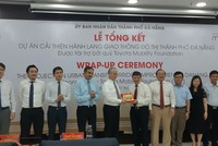 Phó chủ tịch UBND thành phố Đà Nẵng Đặng Việt Dũng tặng quà lưu niệm cho ông Shin Aoyama.