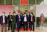 Bộ trưởng Nguyễn Chí Dũng đi khảo sát ở cửa khẩu Thanh Thủy.