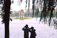 Du khách chụp ảnh tại Hồ Hoàn Kiếm (Hà Nội). Danh sách các điểm đến du lịch an toàn sẽ được đăng tải trên website của doanh nghiệp, Hiệp hội Du lịch Việt Nam (Ảnh: HP).