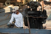 Khó khăn bủa vây doanh nghiệp ngành thép