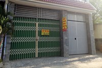 Nhiều nhà treo biển cho thuê phòng, nhưng cả tháng nay không tìm được khách thuê. Ảnh: Việt Dũng