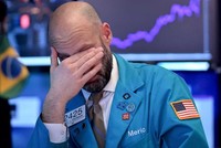 Trên sàn chứng khoán New York, nhóm cổ phiếu giảm điểm chiếm ưu thế so với nhóm tăng điểm theo tỷ lệ 3,39 - 1, còn trên sàn Nasdaq, tỷ lệ này là 1,95 - 1. Ảnh: AFP