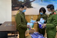 Đội Quản lý thị trường số 15 phối hợp với công an quận Hoàng Mai kiểm tra khẩu trang thu giữ. (Ảnh: Đức Duy/Vietnam+)