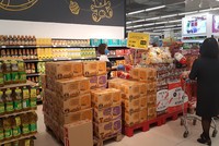 Lương thực, thực phẩm đầy ắp kệ siêu thị, người dân thoải mái mua sắm