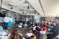 Đại diện Leflair đang làm việc với các đối tác về vấn đề công nợ. Ảnh: Đức Linh