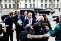 Bộ trưởng Y tế Anh Matt Hancock (giữa) có mặt tại Văn phòng Nội các Anh ở London ngày 9/3/2020 trước thời điểm diễn ra cuộc họp khẩn khấp của Nội các Anh về tình hình dịch COVID-19 tại Anh