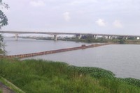 Thành phố Đà Nẵng triển khai tuyến đê ngăn mặn trên sông Cẩm Lệ.