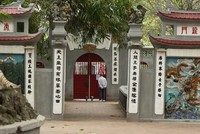 Di tích đền Ngọc Sơn tạm đóng cửa để phòng, chống dịch Covid-19.