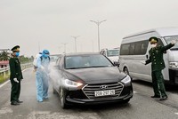 Lực lượng chức năng khử trùng phương tiện vào nội thành Hải Phòng.