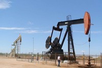 Giới chuyên gia lo ngại mất cân bằng cung-cầu dầu mỏ khó cứu vãn sau khi Saudi Arabia và Nga khơi mào cuộc chiến giá dầu trong bối cảnh nhu cầu nhiên liệu bị "đóng băng" bởi dịch Covid-19. Ảnh: AFP