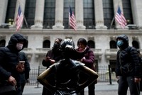 Khách du lịch bên ngoài Sàn giao dịch chứng khoán New York hồi tháng 1/2020. Ảnh: AFP