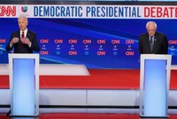 Cựu Phó Tổng thống Joe Biden (bìa trái) và thượng nghị sĩ Bernie Sanders chạm trán tại cuộc tranh luận Bầu cử tổng thống năm 2020 lần thứ 11 của đảng Dân chủ diễn ra vào ngày 15/3 tại Washington. Ảnh: AFP