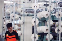 Nguyên vật liệu, nhất là của ngành dệt may đã được thông quan giúp doanh nghiệp đủ hàng để sản xuất.