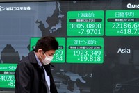 Giới phân tích lo ngại các thị trường chứng khoán sẽ giảm kịch sàn nếu không có giải pháp y học đột phá chặn Covid-19. Ảnh: AFP