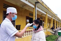 Kiểm tra thân nhiệt người dân trong khu cách ly tập trung tại tỉnh Lào Cai. Ảnh: Giang Huy