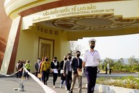 Công dân Việt Nam tại Lào nhập cảnh tại Cửa khẩu quốc tế Lao Bảo. Ảnh: VGP/Minh Trang