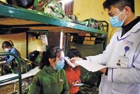 Người dân trong khu vực cách ly được đảm bảo các điều kiện sinh hoạt, đo thân nhiệt và kiểm tra sức khỏe hàng ngày. Ảnh: Gia Huy