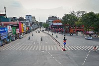 Để khống chế dịch bệnh, nhiều ngành kinh doanh như nhà hàng, khách sạn, vui chơi giải trí đã phải tạm dừng hoạt động.