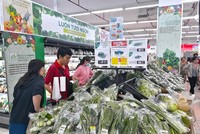 Các siêu thị trên địa bàn Tp.HCM đang chuẩn bị nguồn hàng hoá dồi dào cũng như đẩy mạnh giao hàng tại nhà.