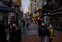 Người dân đi bộ trên đường phố Seoul hôm 24/3. Ảnh: AFP