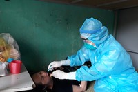 Cán bộ y tế lấy mẫu xét nghiệm cho trường hợp có tiếp xúc gần với bệnh nhân Covid-19.