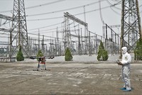 Truyền tải điện 2 dùng thiết bị bay phun thuốc khử khuẩn phòng chống dịch COVID-19