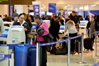 Mỗi ngày vẫn có hàng trăm chuyến bay cất cánh từ các vùng dịch tại Mỹ. Ảnh: USA Today.