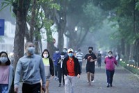 17h30 ngày 2/4, khu vực đối diện bưu điện Bờ Hồ (Hà Nội) có khá đông người dân tập thể dục.