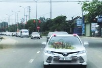 Đoàn xe đón dâu giữa lúc dịch Covid-19 diễn biến phức tạp gây xôn xao dư luận. Ảnh: H.H.