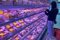 Thịt lợn tại các siêu thị vẫn giữ giá ổn định Ảnh: Hiền Anh.