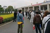 Hàng dài người xếp hàng bên ngoài một nhà tang lễ ở quận Hàn Khẩu của Vũ Hán để nhận tro cốt người thân, sau khi thành phố dỡ bỏ một phần lệnh phong tỏa. Ảnh: Weibo.