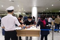 Lao động Việt Nam về nước thực hiện khai báo y tế tại sân bay (ảnh minh họa)